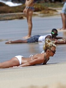 Britney Spears Looks Amazing In Bikini (Again)