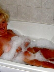 Cougar Ruth From United States Tub Time