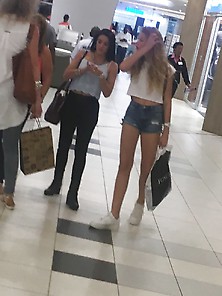 An Omg Hot Mall Teen! Wow,  Just Wow :)