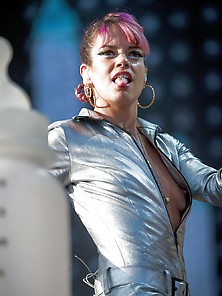 Lily Allen Tits Out At V-Festival