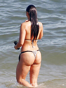 Nana Gouvea Makes A Pussy Peek At The Beach