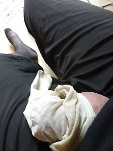 Nylon-Knie-Strumpf Als Penisring Und Hodenring Benutzen