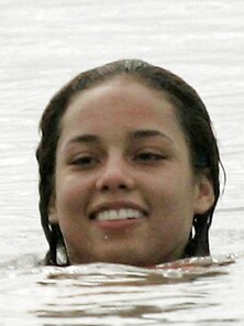 Alicia Keys Sunbathing In Her Black Bikini
