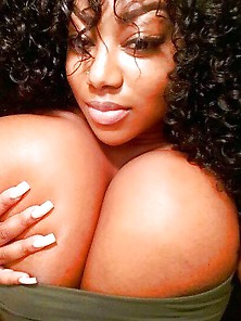 Black Woman Huge Breasts Negra Cavala Peituda
