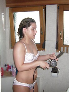 Amateur Girl Posing Nude At Bath