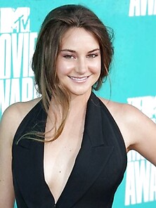 Charming Shailene Woodley Cleavy Red Carpet Pics