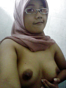 Indonesian- Cewek Jilbab Sovi Rizka
