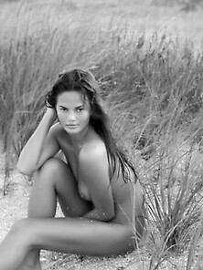 Hot Babe Chrissy Teigen Posing Naked