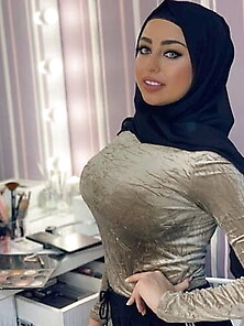 Hijab Ladys Showing Sexy Curves