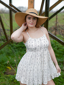Hot Country Girl Reveals Her Huge Natural Boobs And Plump Buttoc