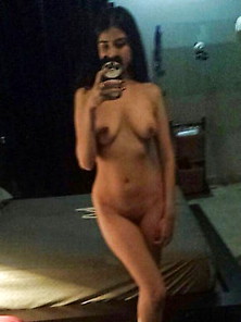 Indian Nri Slut Showing Her Nude Body