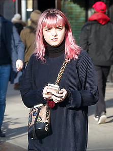 Maisie Williams Caught O&a Nyc