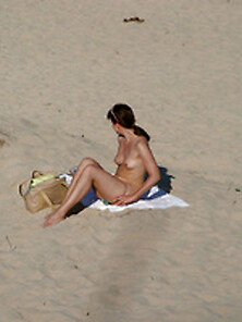 Naked Amateur Brunette Spreading