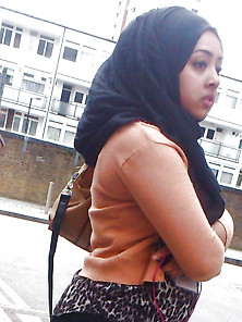 Beautiful Hijabi In The Street!