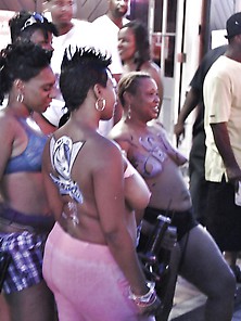 Body Painted Tits In Public Ebony