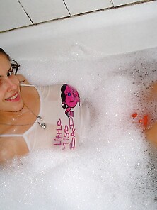 Cute Amateur Babe Posing Nude In Bath