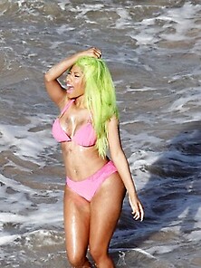 Nicki Minaj Flaunts Her Huge Ass