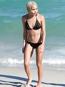 Zoe Kravitz Wearing A Bikini In Miami Beach