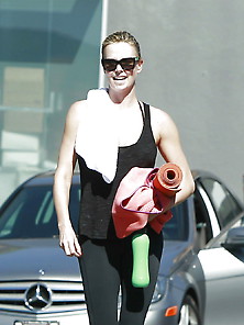 Charlize Theron Leaves Her Yoga Class 10-15-17