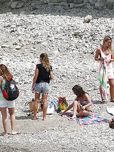 Topless Group Of Girls At The Beach - Voyeur