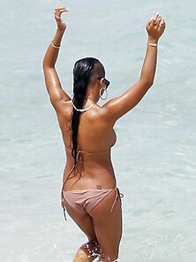 Cassie Shows Off Her Sexy Bikini Body