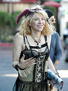 Courtney Love Is A Flashing Cokehead Cougar